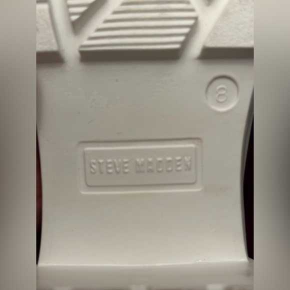 Steve Madden white Chelsea boots. Ankle-high. Chunky heel. Elastic side panel. 8 - Picture 11 of 12